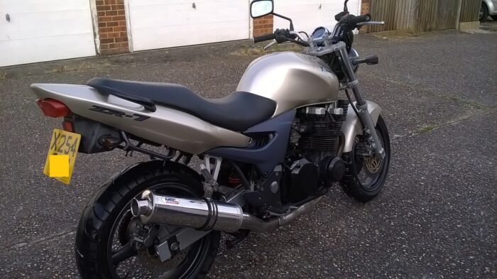 Kawasaki-ZR750-Motorbike-exhaust-by-Max-Torque-Cans-Ingatestone